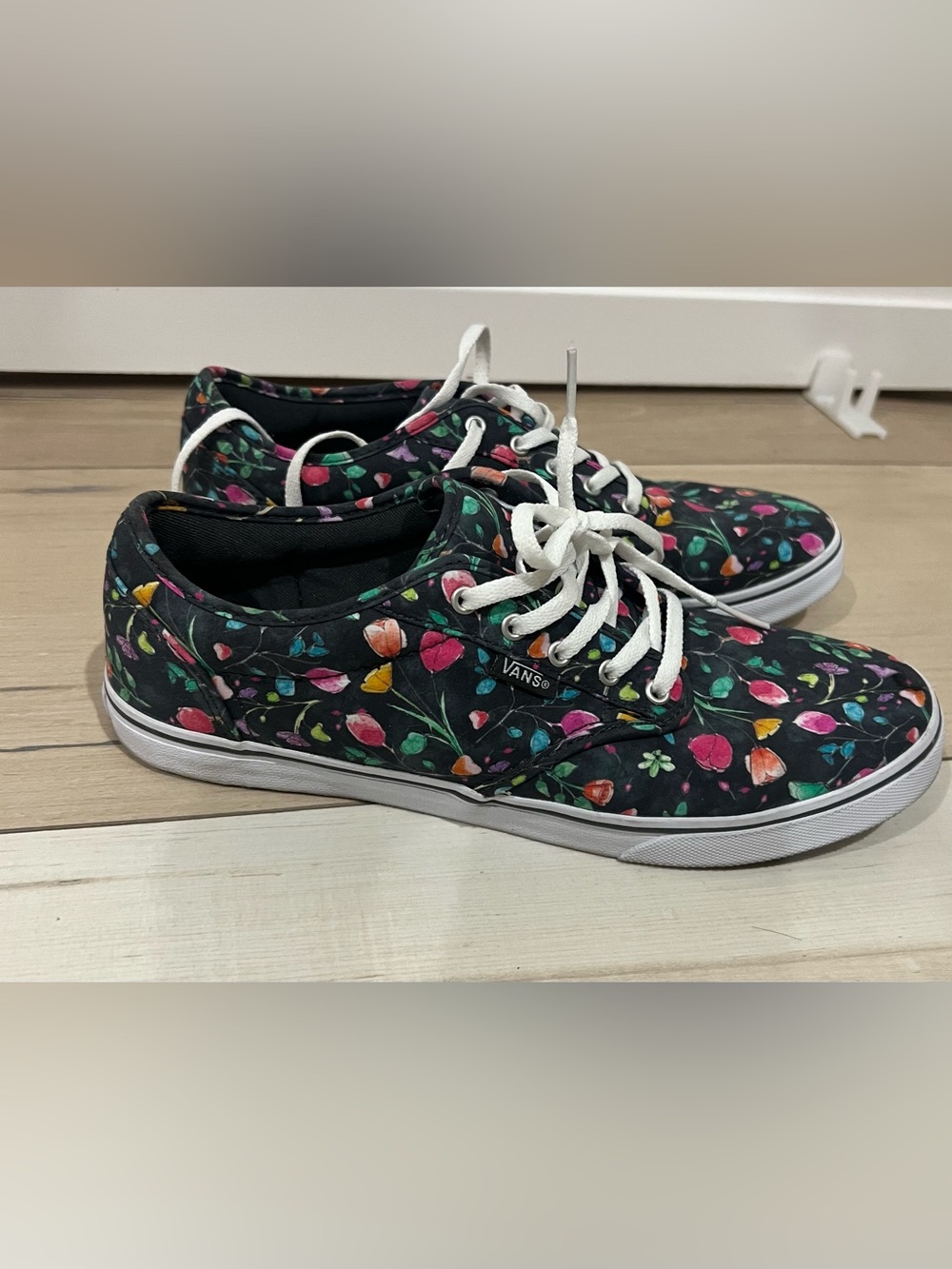 Vans Women Black Floral Lace-Up Sneakers with Multicolor Blooms 8.5